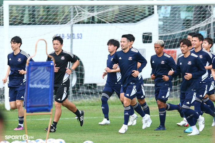 CLB Nhật Bản tập luyện biến sân tập thành ruộng trước ngày đấu HAGL - Ảnh 5.