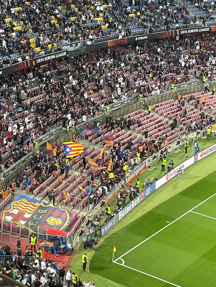 Barca để lọt 30 nghìn fan đội khách vào phủ trắng sân Camp Nou, chủ tịch Laporta gọi đây là nỗi xấu hổ - Ảnh 2.