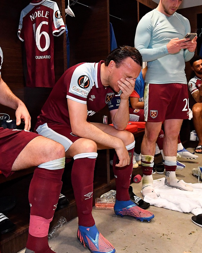 Đội trưởng West Ham khóc nghẹn rồi cởi trần quét phòng thay đồ sau trận thắng tưng bừng trước Lyon - Ảnh 1.