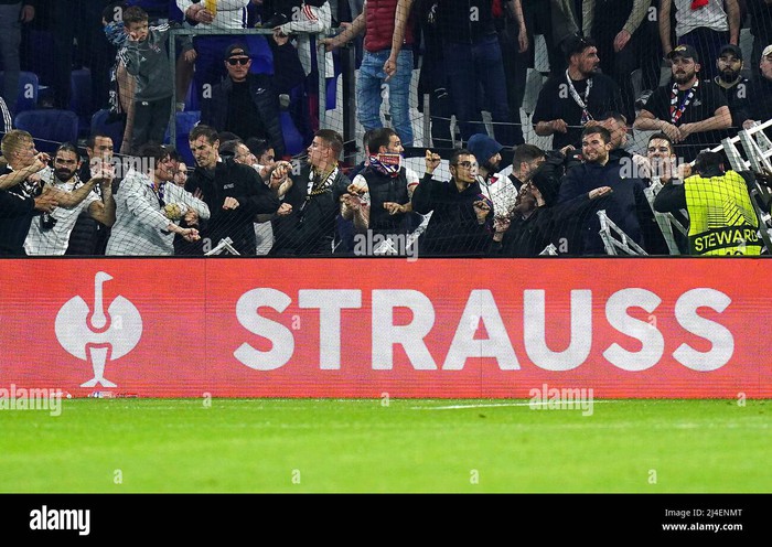Fan Lyon phá rào, ném đồ vật, ẩu đả với nhân viên an ninh sau trận thua thắng 0-3 ngay trên sân nhà - Ảnh 3.