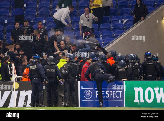 Fan Lyon phá rào, ném đồ vật, ẩu đả với nhân viên an ninh sau trận thua thắng 0-3 ngay trên sân nhà - Ảnh 4.