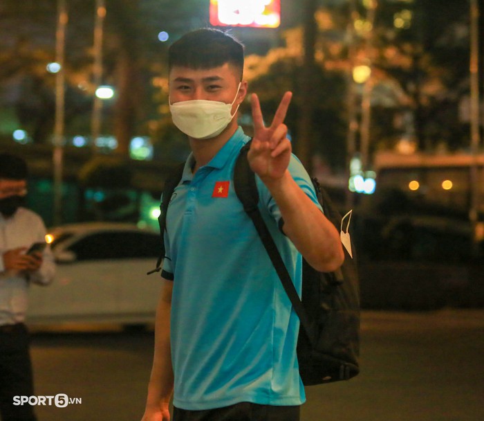 Tiến Linh lẻ loi giữa dàn cầu thủ U23 Việt Nam di chuyển đi Phú Thọ - Ảnh 6.
