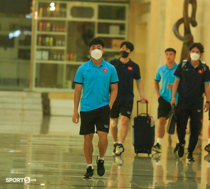 Tiến Linh lẻ loi giữa dàn cầu thủ U23 Việt Nam di chuyển đi Phú Thọ - Ảnh 11.