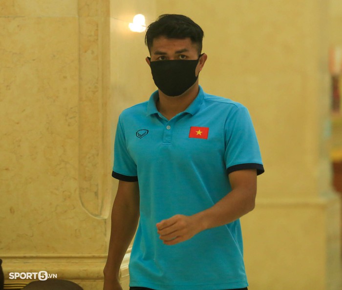 Tiến Linh lẻ loi giữa dàn cầu thủ U23 Việt Nam di chuyển đi Phú Thọ - Ảnh 9.