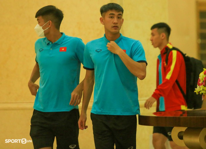Tiến Linh lẻ loi giữa dàn cầu thủ U23 Việt Nam di chuyển đi Phú Thọ - Ảnh 8.