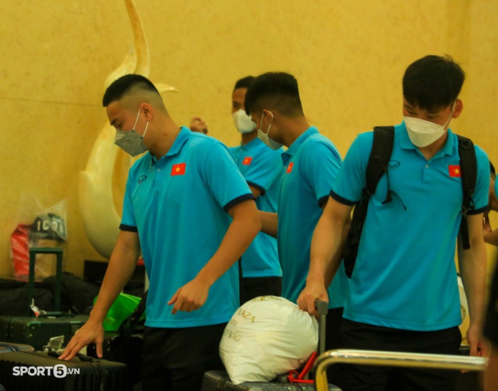 Tiến Linh lẻ loi giữa dàn cầu thủ U23 Việt Nam di chuyển đi Phú Thọ - Ảnh 10.