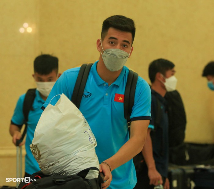 Tiến Linh lẻ loi giữa dàn cầu thủ U23 Việt Nam di chuyển đi Phú Thọ - Ảnh 4.
