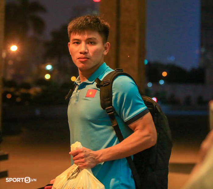 Tiến Linh lẻ loi giữa dàn cầu thủ U23 Việt Nam di chuyển đi Phú Thọ - Ảnh 7.