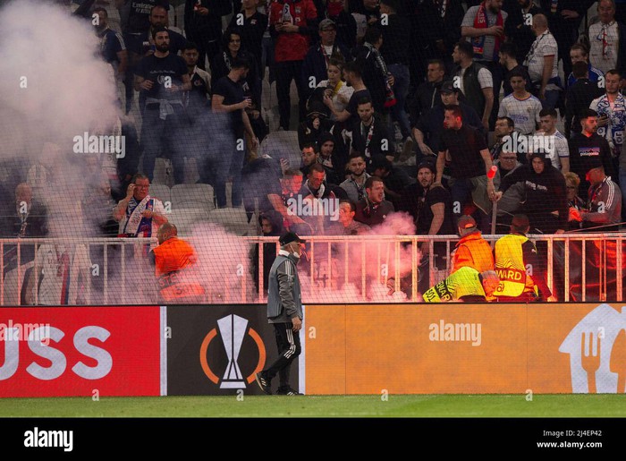 Fan Lyon phá rào, ném đồ vật, ẩu đả với nhân viên an ninh sau trận thua thắng 0-3 ngay trên sân nhà - Ảnh 5.