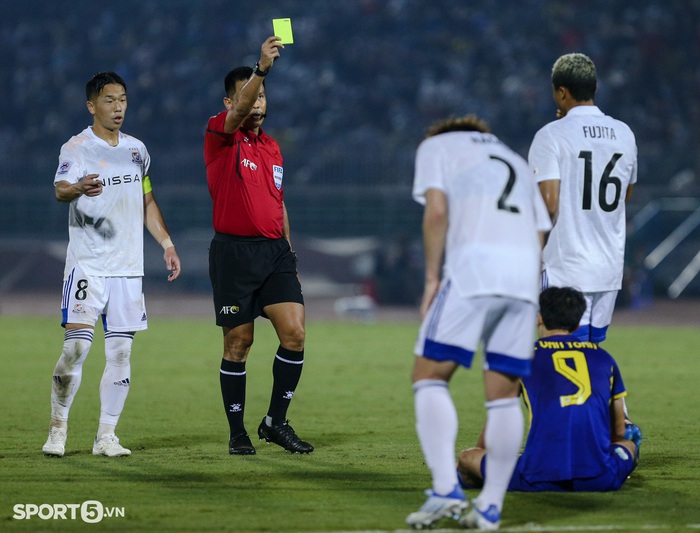 Văn Toàn giận dữ khi thủ môn Yokohama câu giờ, Xuân Trường đòi thẻ phạt - Ảnh 8.