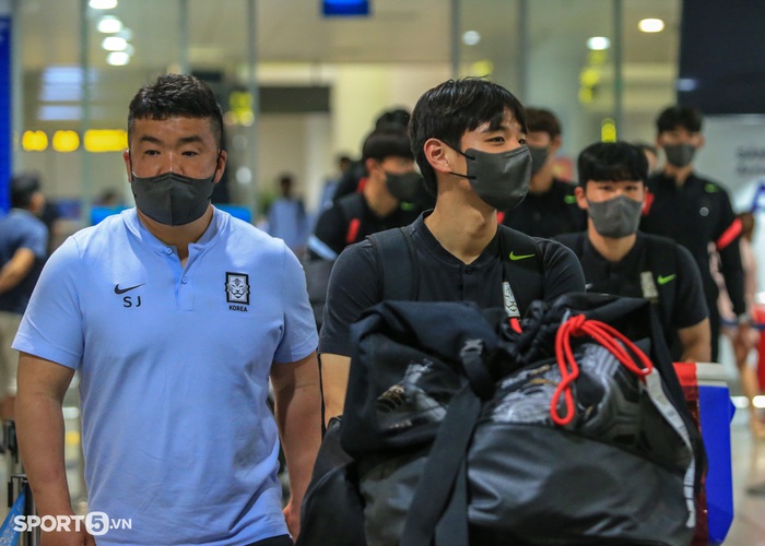 U20 Hàn Quốc đến Việt Nam lúc đêm muộn, một thành viên không may bị thương - Ảnh 2.