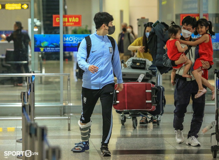 U20 Hàn Quốc đến Việt Nam lúc đêm muộn, một thành viên không may bị thương - Ảnh 3.
