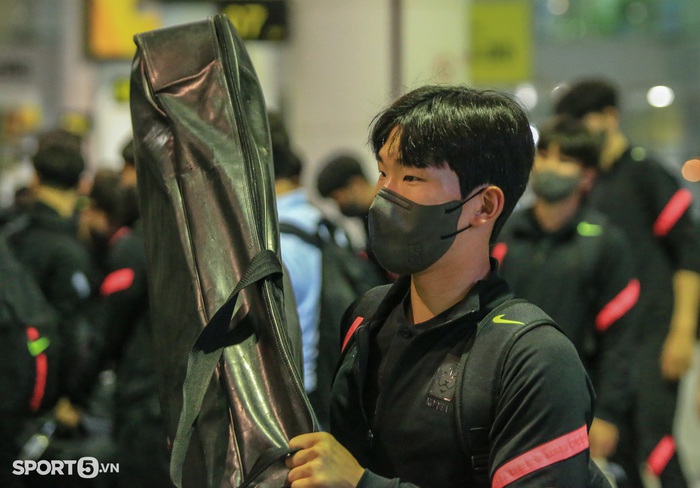 U20 Hàn Quốc đến Việt Nam lúc đêm muộn, một thành viên không may bị thương - Ảnh 7.