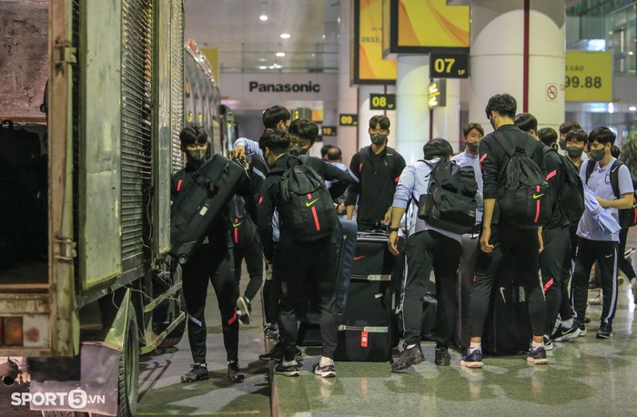 U20 Hàn Quốc đến Việt Nam lúc đêm muộn, một thành viên không may bị thương - Ảnh 5.