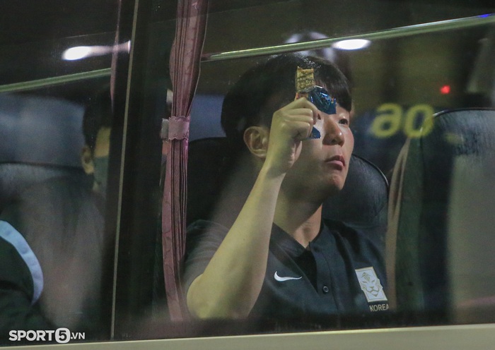 U20 Hàn Quốc đến Việt Nam lúc đêm muộn, một thành viên không may bị thương - Ảnh 8.
