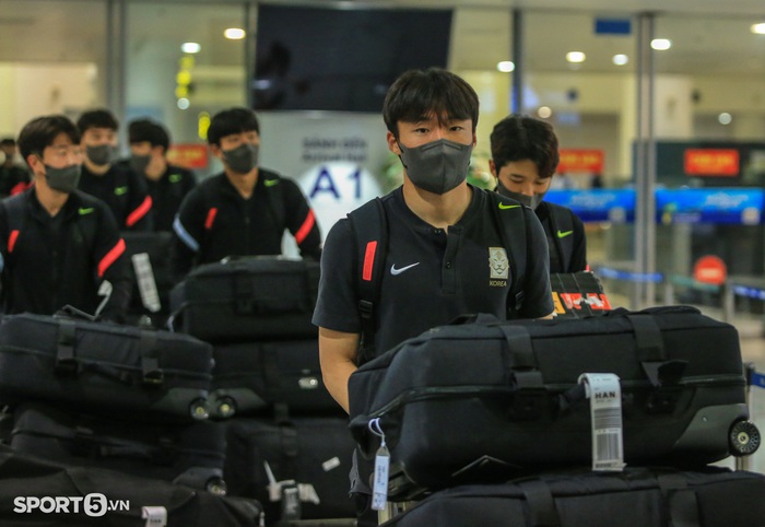 U20 Hàn Quốc đến Việt Nam lúc đêm muộn, một thành viên không may bị thương - Ảnh 1.