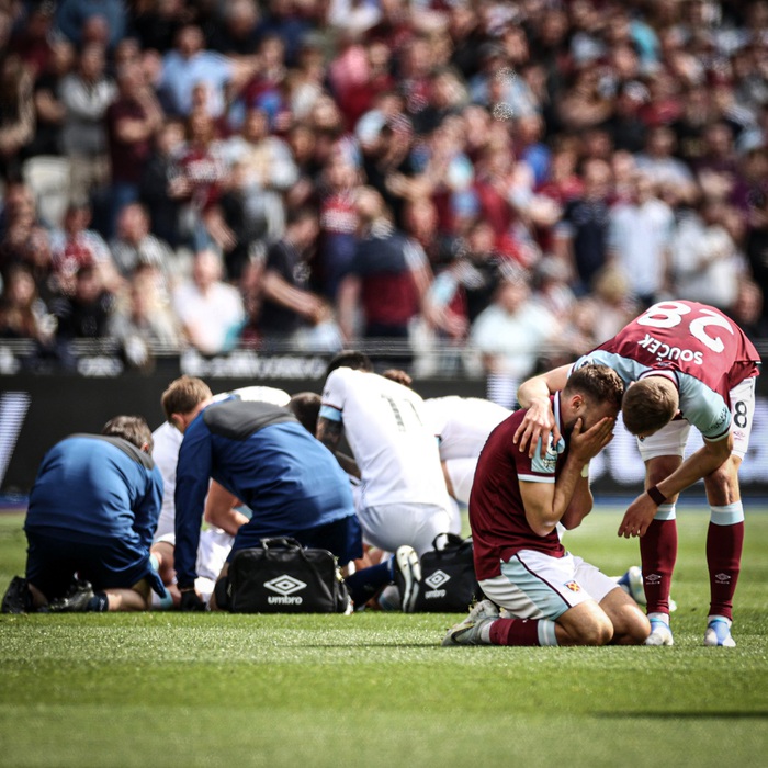 Chấn thương kinh hoàng tại Ngoại hạng Anh: Cầu thủ phạm lỗi bật khóc vì đối thủ gãy chân - Ảnh 1.