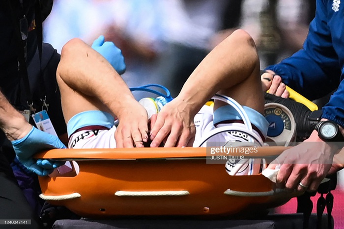 Chấn thương kinh hoàng tại Ngoại hạng Anh: Cầu thủ phạm lỗi bật khóc vì đối thủ gãy chân - Ảnh 5.