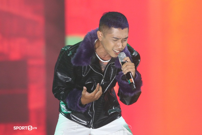 The rapper rocks the stage ahead of the Yomost VFL 2022 Spring Finals - Photo 3.