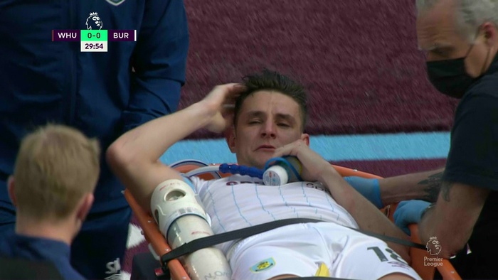 Chấn thương kinh hoàng tại Ngoại hạng Anh: Cầu thủ phạm lỗi bật khóc vì đối thủ gãy chân - Ảnh 6.