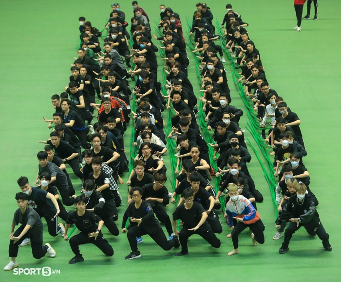 Gần 1000 nghệ sĩ, diễn viên múa miệt mài tập luyện cho khai mạc SEA Games 31 - Ảnh 14.