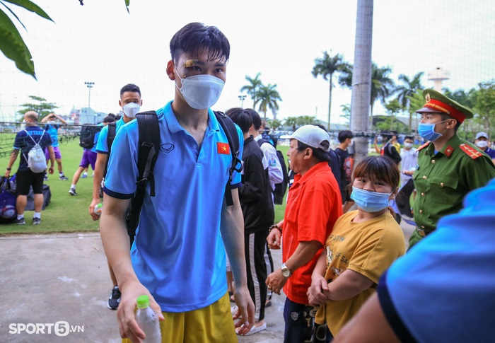 CĐV nhí chăm chú ngắm nhìn Tiến Linh qua vách kính, người dân Phú Thọ săn đón U23 Việt Nam - Ảnh 14.