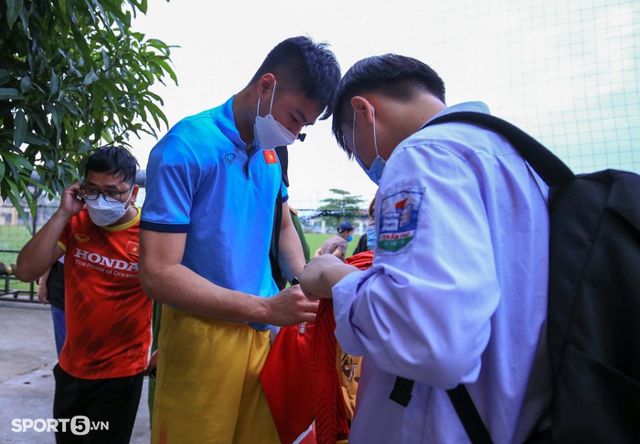 CĐV nhí chăm chú ngắm nhìn Tiến Linh qua vách kính, người dân Phú Thọ săn đón U23 Việt Nam - Ảnh 8.