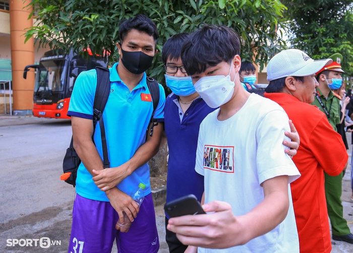 CĐV nhí chăm chú ngắm nhìn Tiến Linh qua vách kính, người dân Phú Thọ săn đón U23 Việt Nam - Ảnh 11.