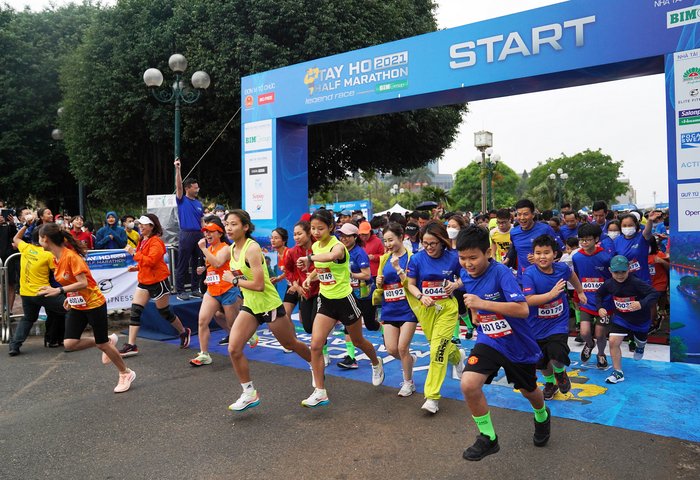 Giải chạy bán marathon Tây Hồ: Sôi động với sự tham gia của gần 3000 VĐV - Ảnh 1.
