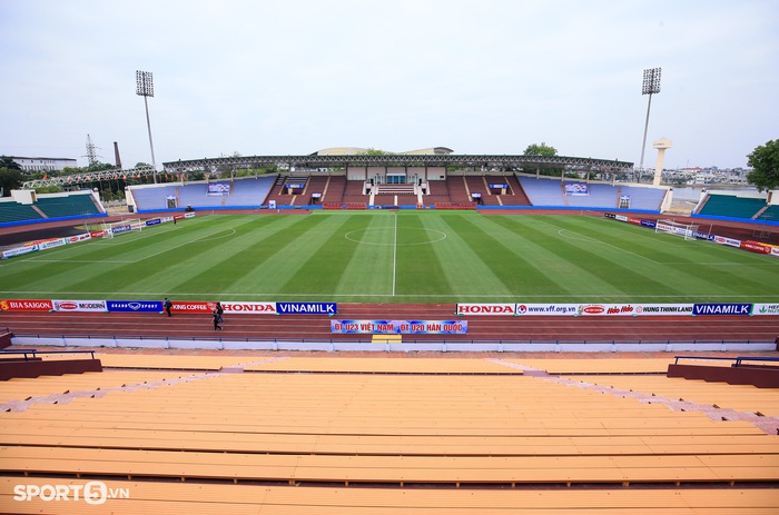 Mãn nhãn với mặt sân Việt Trì trước trận U23 Việt Nam - U20 Hàn Quốc - Ảnh 1.