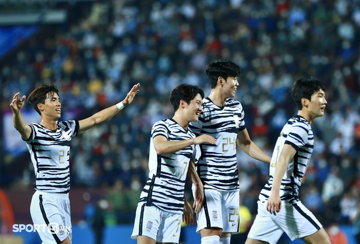 Đội trưởng U23 Việt Nam sút penalty dễ dàng ghi bàn vào lưới U20 Hàn Quốc - Ảnh 10.