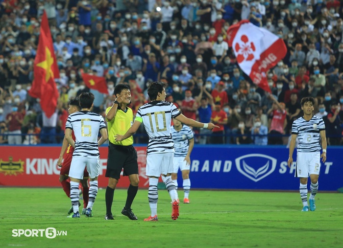 Đội trưởng U23 Việt Nam sút penalty dễ dàng ghi bàn vào lưới U20 Hàn Quốc - Ảnh 1.