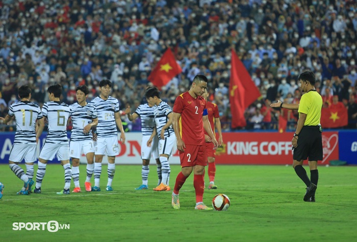 Đội trưởng U23 Việt Nam sút penalty dễ dàng ghi bàn vào lưới U20 Hàn Quốc - Ảnh 2.