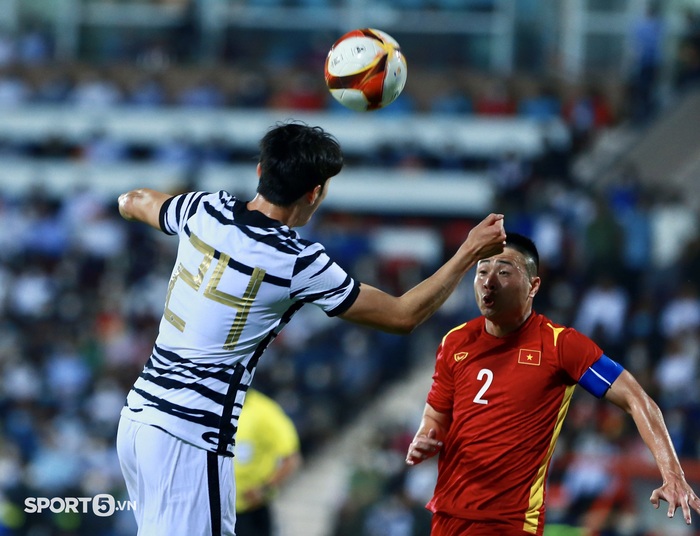 Đội trưởng U23 Việt Nam sút penalty dễ dàng ghi bàn vào lưới U20 Hàn Quốc - Ảnh 8.
