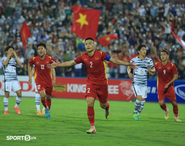 Đội trưởng U23 Việt Nam sút penalty dễ dàng ghi bàn vào lưới U20 Hàn Quốc - Ảnh 4.