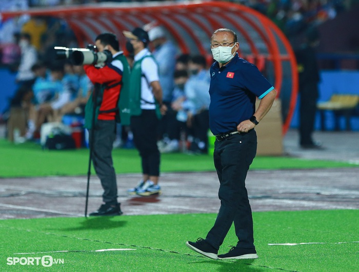 HLV Park Hang-seo cúi đầu suy tư sau khi U23 Việt Nam gỡ hoà U20 Hàn Quốc - Ảnh 1.