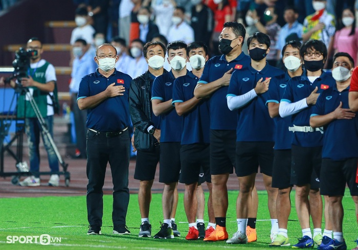 HLV Park Hang-seo cúi đầu suy tư sau khi U23 Việt Nam gỡ hoà U20 Hàn Quốc - Ảnh 2.