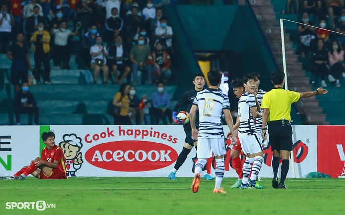 HLV Park Hang-seo cúi đầu suy tư sau khi U23 Việt Nam gỡ hoà U20 Hàn Quốc - Ảnh 6.