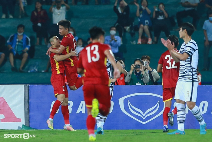 HLV Park Hang-seo cúi đầu suy tư sau khi U23 Việt Nam gỡ hoà U20 Hàn Quốc - Ảnh 7.