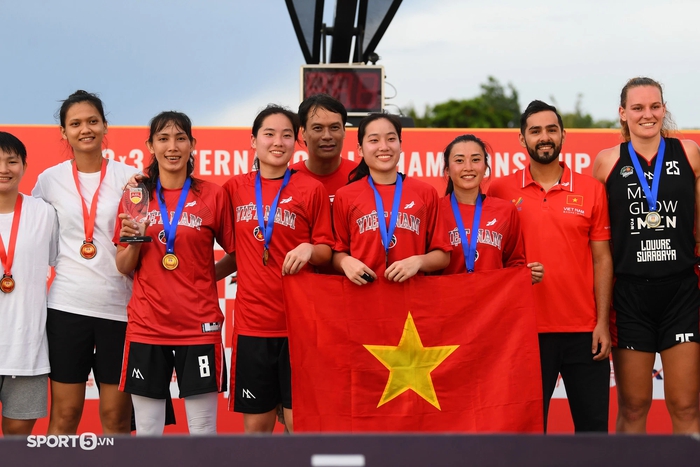 Đội trưởng Tuyển bóng rổ nữ rơi lệ trong lần đầu giành huy chương Vàng cho Việt Nam - Ảnh 2.