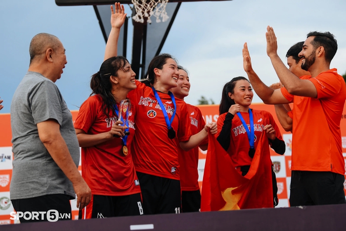 Video: HLV tuyển bóng rổ nữ Việt Nam &quot;mát tay&quot; với &quot;gà cưng&quot;, hé lộ &quot;tài liệu mật&quot; trước khi giành huy chương Vàng tại Bali - Ảnh 1.