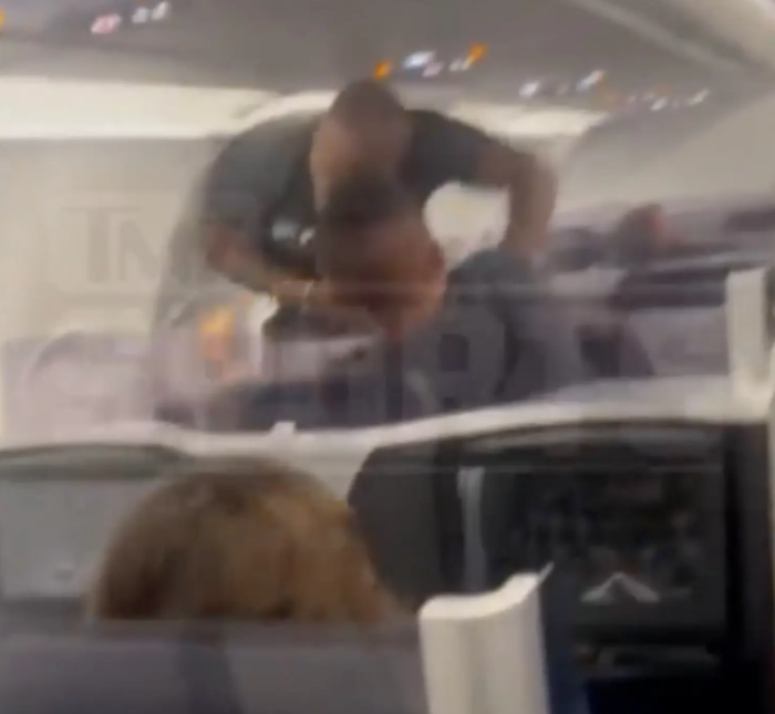 Mike Tyson tấn công hành khách trên máy bay sau khi bị khiêu khích - Ảnh 3.