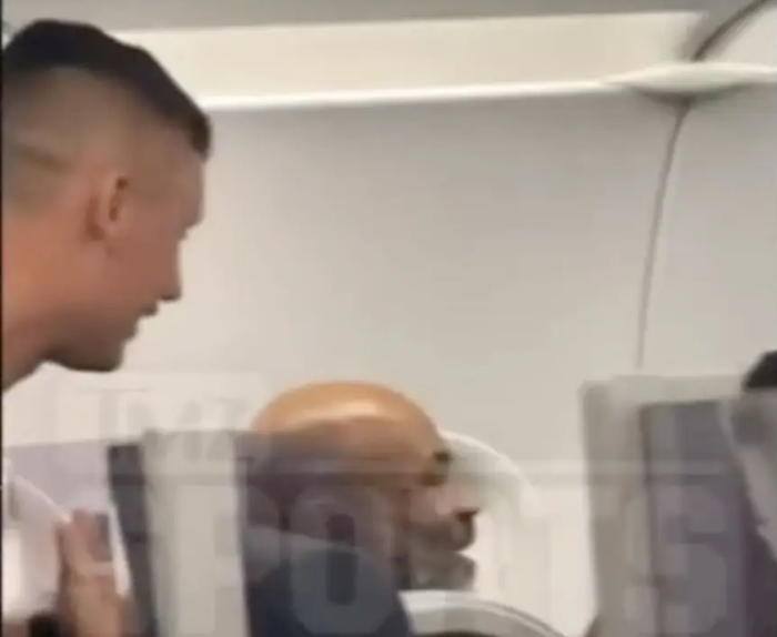 Mike Tyson tấn công hành khách trên máy bay sau khi bị khiêu khích - Ảnh 2.