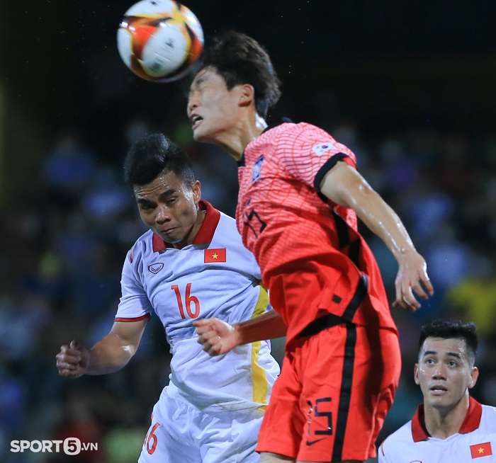 Trung vệ U23 Việt Nam chơi xấu, xô xát cực căng với tiền đạo U20 Hàn Quốc - Ảnh 7.