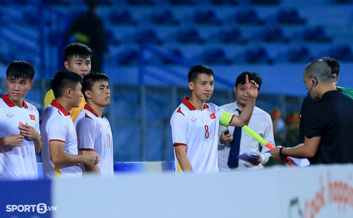Đỗ Hùng Dũng quên đeo băng đội trưởng U23 Việt Nam - Ảnh 1.