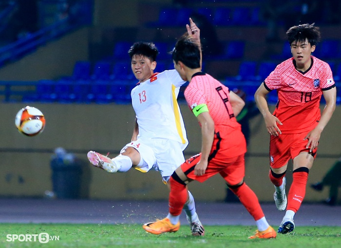 Trung vệ U23 Việt Nam chơi xấu, xô xát cực căng với tiền đạo U20 Hàn Quốc - Ảnh 4.