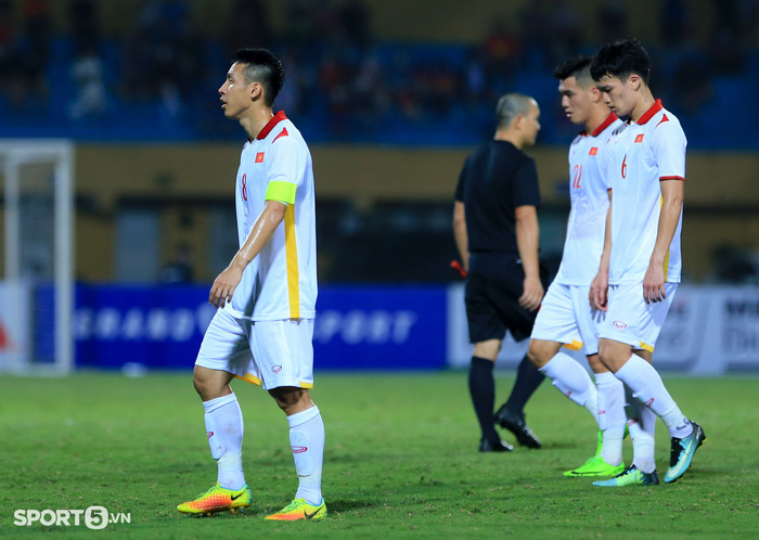 Đỗ Hùng Dũng quên đeo băng đội trưởng U23 Việt Nam - Ảnh 10.