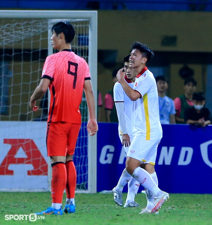 Trung vệ U23 Việt Nam chơi xấu, xô xát cực căng với tiền đạo U20 Hàn Quốc - Ảnh 3.