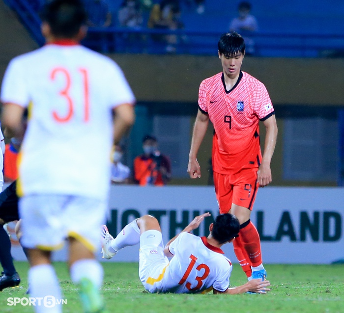 Trung vệ U23 Việt Nam chơi xấu, xô xát cực căng với tiền đạo U20 Hàn Quốc - Ảnh 2.