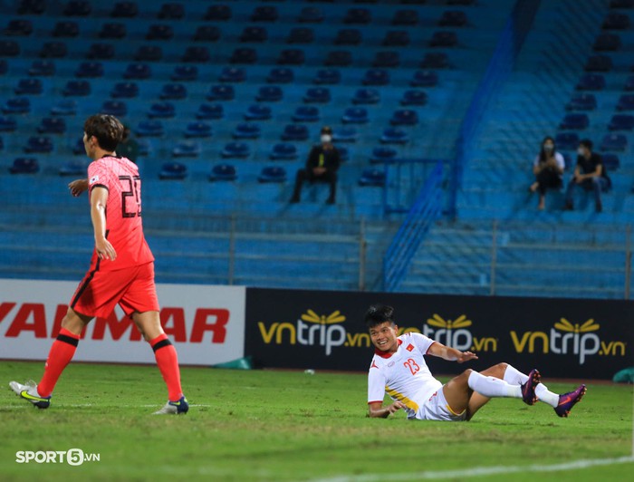 Hùng Dũng, Hoàng Anh bần thần tiếc nuối vì bỏ lỡ cơ hội ghi bàn vào lưới U20 Hàn Quốc - Ảnh 4.